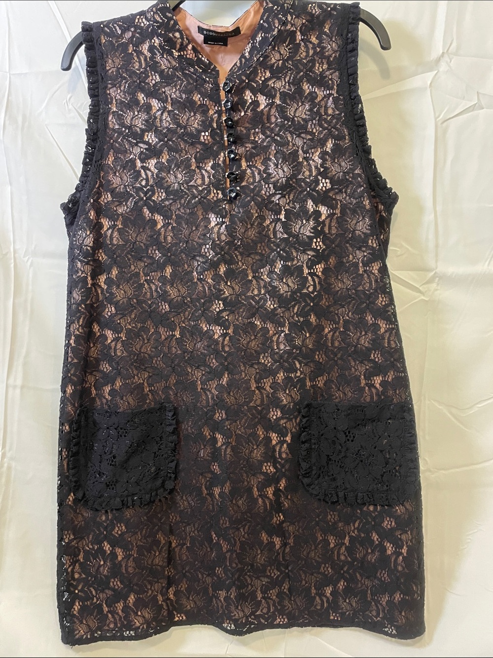 BCBGMAXAZRIA Black Lace Sleeveless Shift Mini Dress Nude Lining Pockets